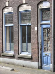 905090 Gezicht op de onderpui van de woning Grietstraat 2 te Utrecht, met slecht onderhouden schilderwerk.